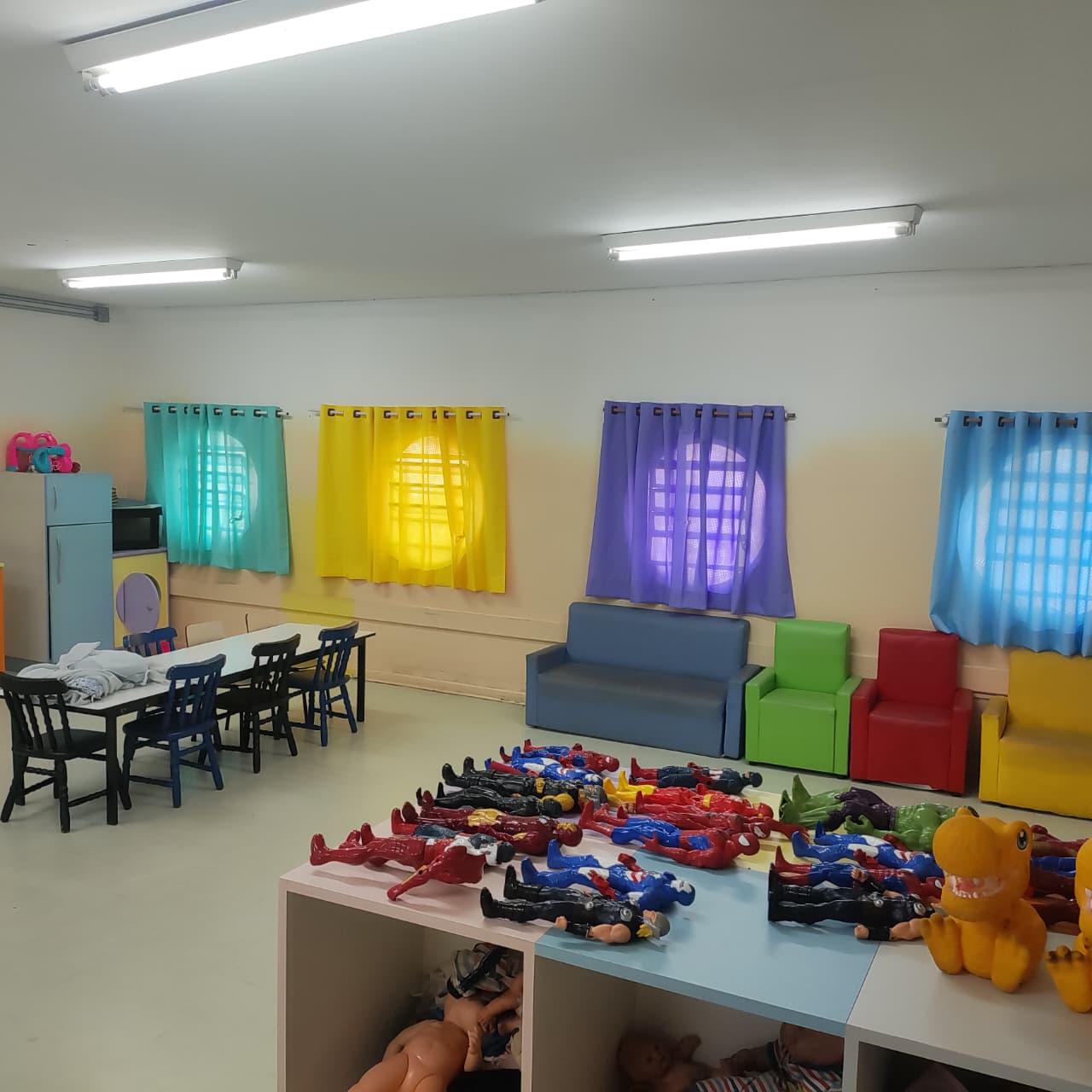Sala com cortinas coloridas